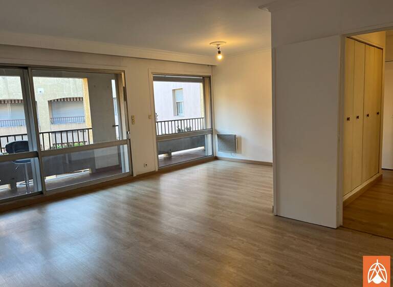 Appartement à louer 1 070 € 4 pièces 3<br/>chambres 84 m²<br/>superficie 1/4<br/>étage Centre Ville Salon de Provence 13300