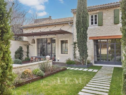 Maison de plain-pied à vendre 3 950 000 € 8 pièces 6 chambres 310 m² 670 m² de terrain Eygalières 13810