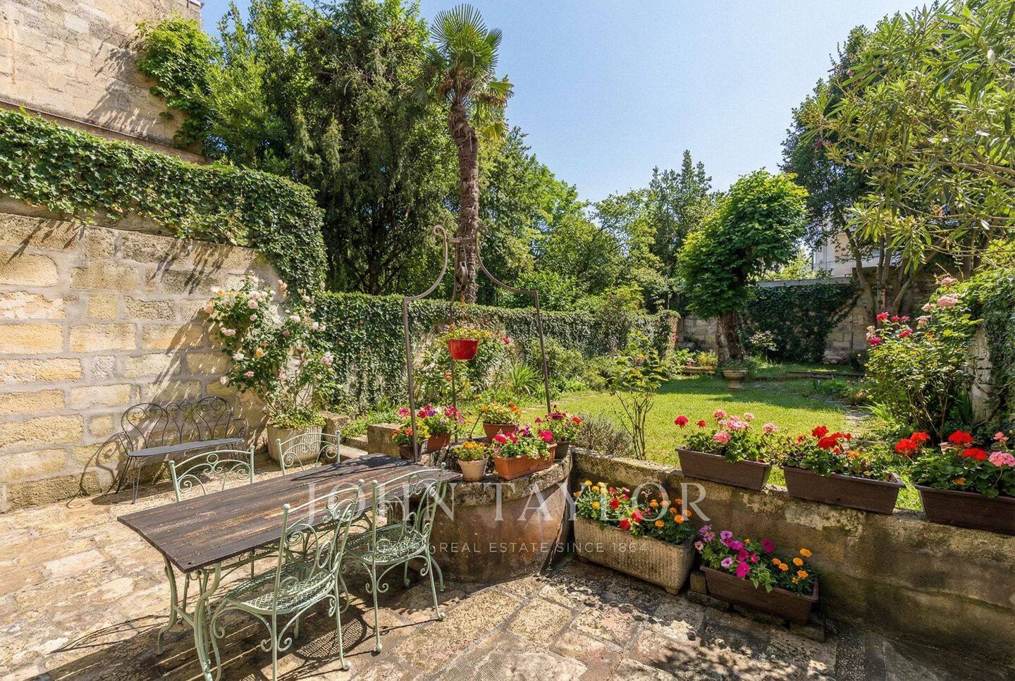 MAISON TRADITIONNELLE - 9 PIECES - SUBLIME JARDIN - PARKING - SA — 1