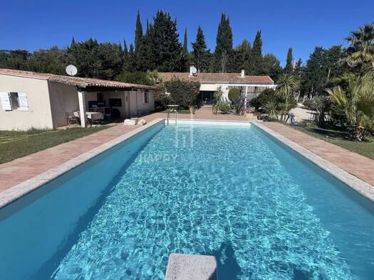 Maison de plain-pied à vendre 895 000 € 8 pièces 4 chambres 200 m² 6 400 m² de terrain Fontvieille 13990