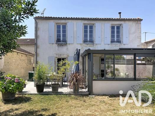 Maison à vendre 314 000 € 4 pièces 3 chambres 129 m² 219 m² de terrain Sud Surgères 17700
