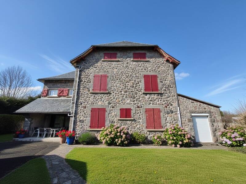 Maison à vendre, 225m², BESSE ET SAINT ANASTAISE