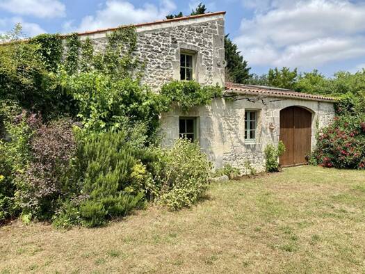 Maison à vendre 352 000 € 4 pièces 3 chambres 154 m² 15 000 m² de terrain Bords 17430