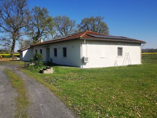 Maison de plain-pied à vendre 240 000 € 6 pièces 4 chambres 169 m² 17 796 m² de terrain Saint-Aunix-Lengros 32160