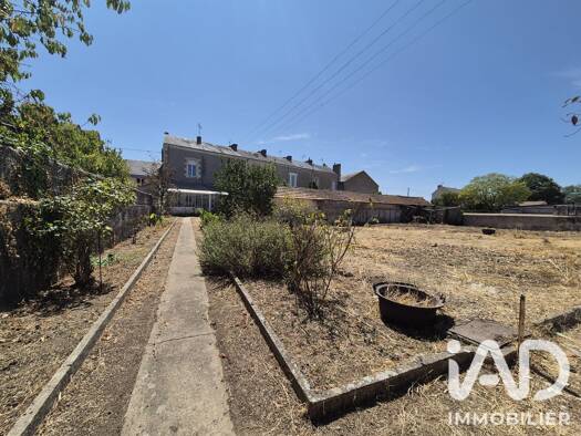 Maison de ville à vendre 116 800 € 5 pièces 3 chambres 114 m² 1 412 m² de terrain Cottage-La Folie Thouars 79100