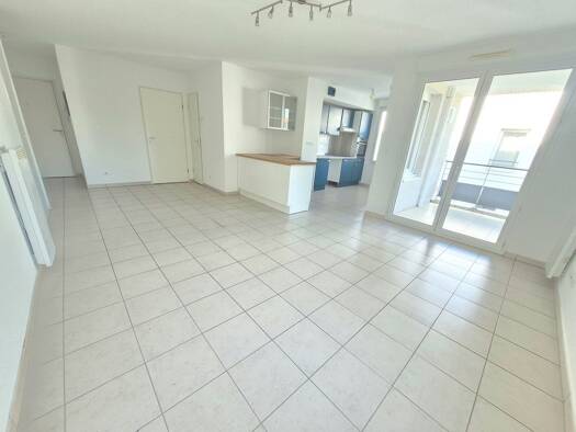 Appartement à louer 960 € 3 pièces 2 chambres 67 m² 2ème étage Centre et RN La Verpillière 38290