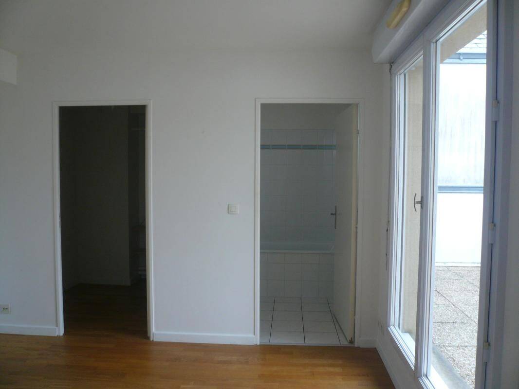 Appartement - 4ème étage - 70 m2 - 3 pièces - Vide — 3