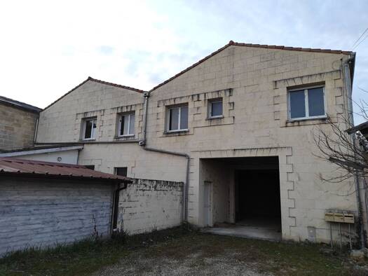Entrepôt à vendre 210 000 € 600 m² d'espace de stockage Centre Coutras 33230