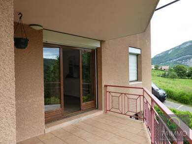 Appartement à louer 1 215 € 4 pièces 3 chambres 88 m² Étage 1/3 Sillingy 74330