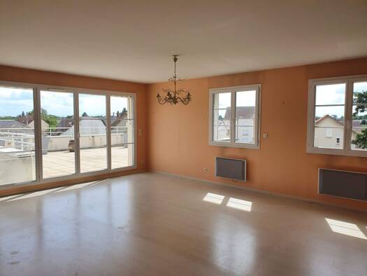 Appartement à louer 990 € 5 pièces 4 chambres 131 m² 1er étage Villemandeur 45700