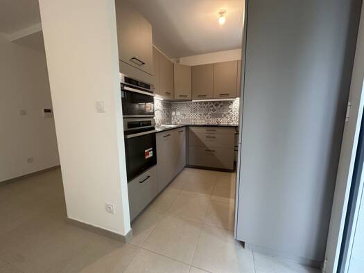 Appartement à louer 900 € 2 pièces 1 chambre 42 m² Étage 1/4 Tourgeville 14800