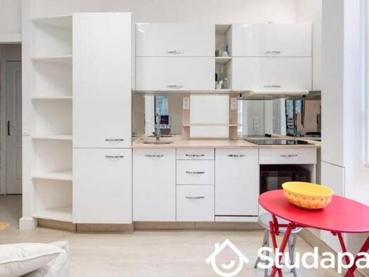 Appartement à louer 1 400 € 3 pièces 2 chambres 36 m² 1er étage Centre Beausoleil 06240