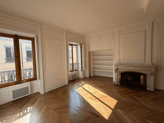 Appartement à louer 1 676 € 4 pièces 3 chambres 71 m² 5ème étage Terreaux Lyon 1er arrondissement 69001