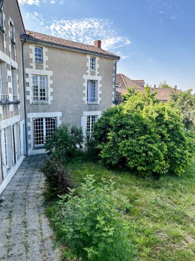 Maison à vendre 274 700 € 7 pièces 4 chambres 258 m² 768 m² de terrain Mirebeau 86110