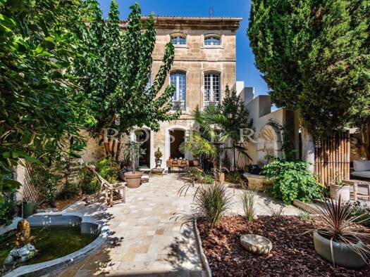 Maison à vendre 955 000 € 5 chambres 246 m² 293 m² de terrain disponible dès maintenant Secteur Sud Pernes-les-Fontaines 84210