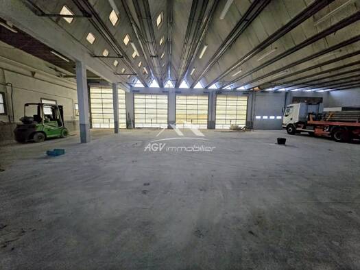 Local d'activités à louer 3 658 € 878 m² d'espace de stockage Saint-Hilaire-de-Brethmas 30560