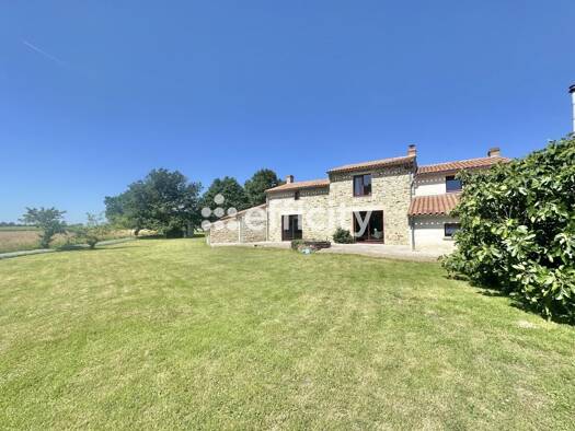 Maison à vendre 425 000 € 6 pièces 4 chambres 157 m² 2 197 m² de terrain Aigrefeuille-sur-Maine 44140