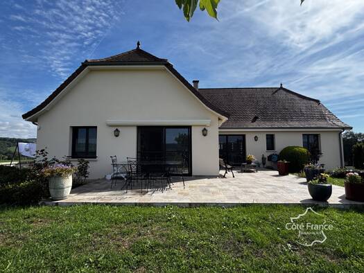 Maison de plain-pied à vendre 327 600 € 5 pièces 3 chambres 142 m² 2 000 m² de terrain St Constant 15600