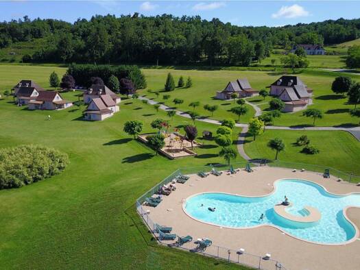 Demeure à vendre 3 450 000 € 35 pièces 22 chambres 1 830 m² 270 000 m² de terrain Hautefort 24390