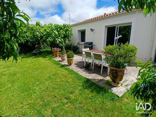 Maison de plain-pied en viager 44 950 € 4 pièces 3 chambres 102 m² 418 m² de terrain Bégrolles-en-Mauges 49122