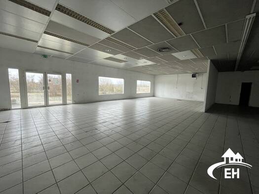 Local commercial à louer 2 000 € 583 m² de surface de vente Saint Ouen sur Iton 61300