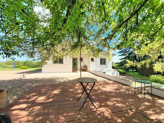 Maison de plain-pied à vendre 275 000 € 5 pièces 3 chambres 121 m² 18 558 m² de terrain Guesnes 86420