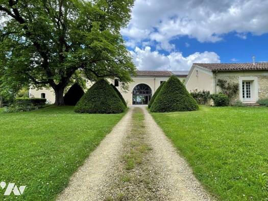 Maison à vendre 1 200 000 € 19 pièces 3 chambres 685 m² 146 597 m² de terrain Auch 32000