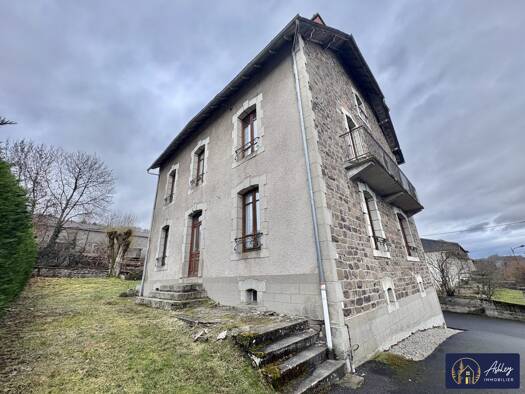 Maison à vendre 254 800 € 6 pièces 4 chambres 190 m² 1 047 m² de terrain Riom-ès-Montagnes 15400