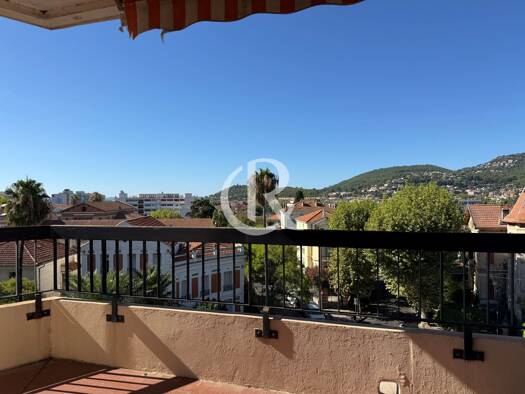 Appartement à vendre 265 000 € 3 pièces 2 chambres 73,94 m² 4ème étage Hyères 83400