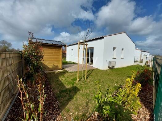 Maison à louer 700 € 3 pièces 55 m² Boutenac-Touvent 17120