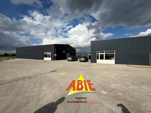 Parking à vendre 334 400 € 699,5 m² Benet 85490