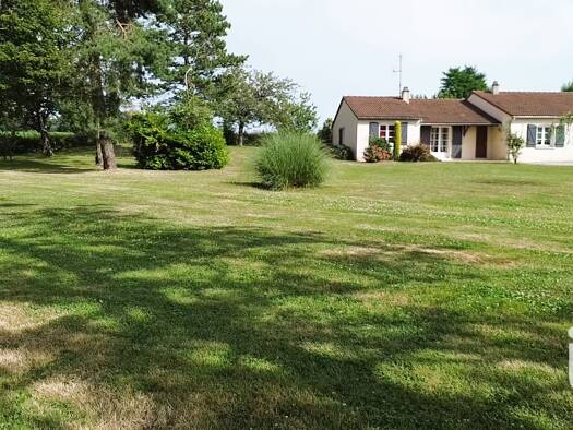 Maison de plain-pied à vendre 184 000 € 5 pièces 4 chambres 108 m² 4 000 m² de terrain Pompaire 79200