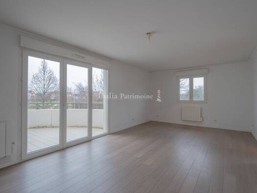 Appartement à louer 2 177 € 4 pièces 3 chambres 88 m² Étage 1/1 Ferney-Voltaire 01210