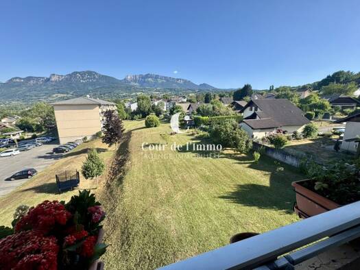 Appartement à vendre 250 000 € 4 pièces 3 chambres 74 m² Étage 3/3 La Roche sur Foron 74800