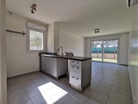 Appartement à louer 782 € 2 pièces 1 chambre 44,7 m² RDC Pertuis 84120