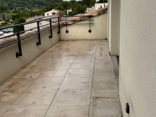 Appartement à louer 1 429 € 5 pièces 4 chambres 94 m² Étage 3/3 Le Beausset 83330