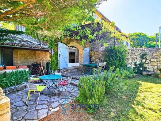 Ferme à vendre 550 000 € 7 pièces 3 chambres 110 m² 2 800 m² de terrain Uzes 30700