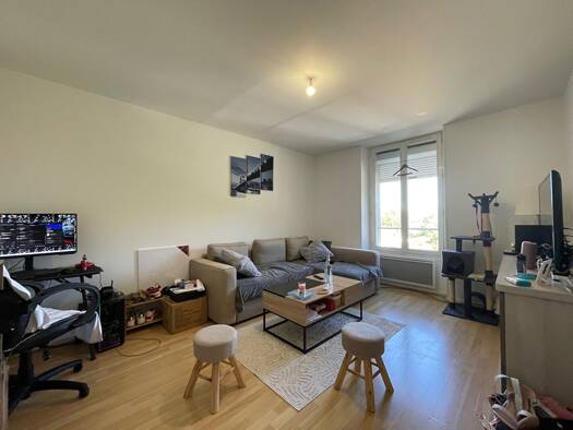 Appartement à louer 595 € 2 pièces 1 chambre 41 m² Étage 2/2 Sud Gisors 27140