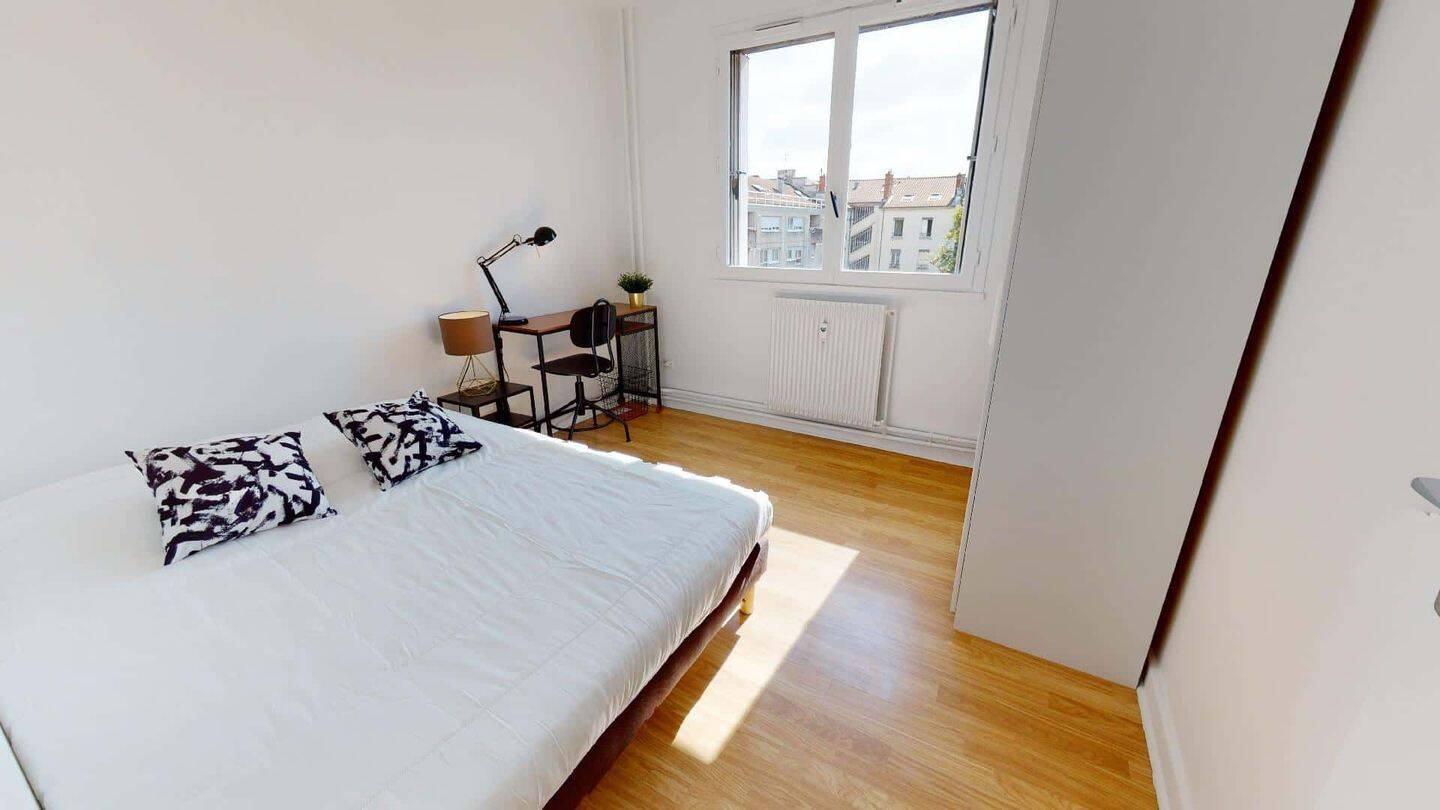Room in Place Wilson, Villeurbanne for 82 m² with 4 bedrooms - C — 1