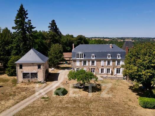 Demeure à vendre 599 000 € 19 pièces 12 chambres 660 m² 88 740 m² de terrain Aigurande 36140