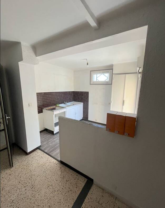 Appartement à louer 200 € 6 pièces 3 chambres 90 m² Étage 1/2 Village-Cagueloup-Gueissard Saint-Cyr-sur-Mer 83270