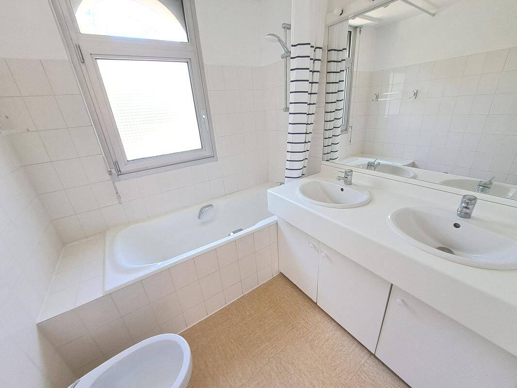 AGREABLE MAISON NANTAISE DE 4 CHAMBRES AVENUE DE LA CLOSE — 14