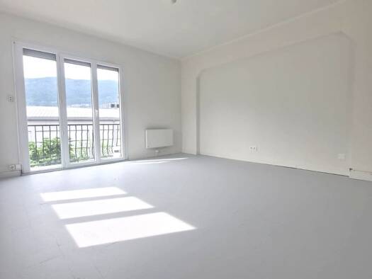 Appartement à vendre 340 000 € 4 pièces 3 chambres 97 m² RDC/1 Gaillard 74240