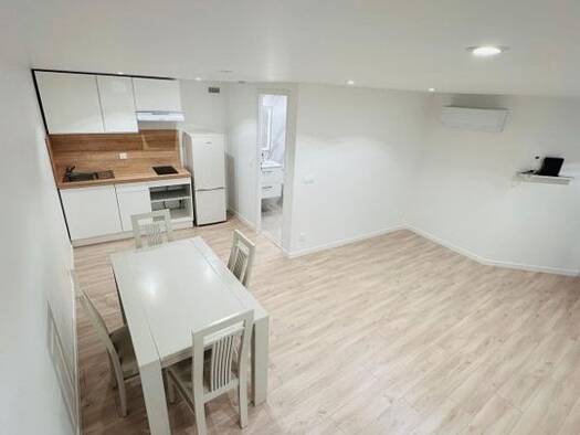 Appartement à louer 790 € 2 pièces 1 chambre 33 m² Étage 2/3 Grasse 06130