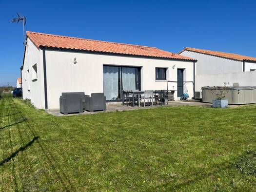 Maison de plain-pied à vendre 245 000 € 3 pièces 2 chambres 83 m² 334 m² de terrain Montaigu-Vendée 85600