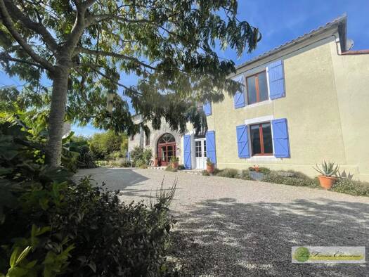 Maison à vendre 262 000 € 6 pièces 4 chambres 214 m² 1 214 m² de terrain Oradour 16140