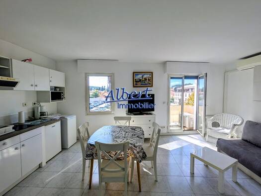 Appartement à louer 650 € 1 pièce 24 m² Étage 3/4 Centre Ville Sanary-sur-Mer 83110