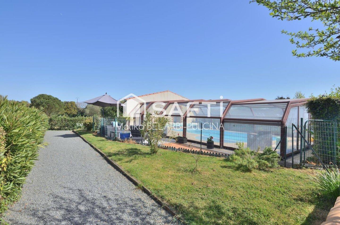 Maison à vendre, 392m², SAINT HILAIRE LA FORET