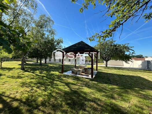 Pavillon à vendre 215 000 € 5 pièces 4 chambres 134 m² 2 500 m² de terrain Haimps 17160