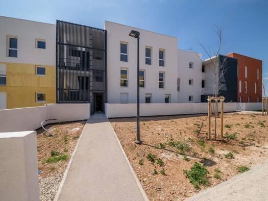 Appartement à louer 910 € 3 pièces 2 chambres 62 m² RDC ZI Le Tubé-La Bayanne Istres 13800